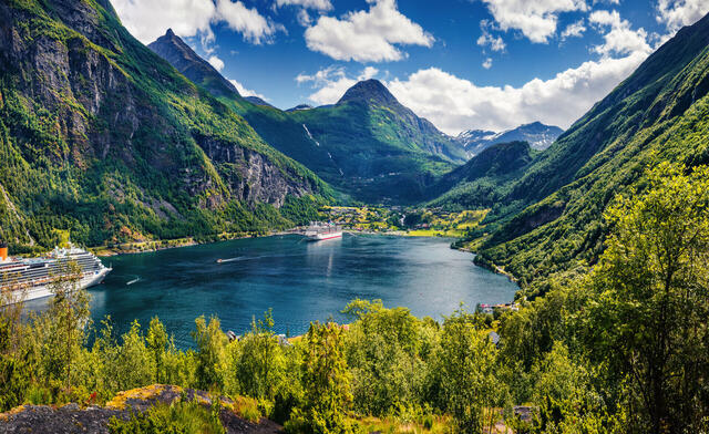 Sommerliche Fjordlandschaften
