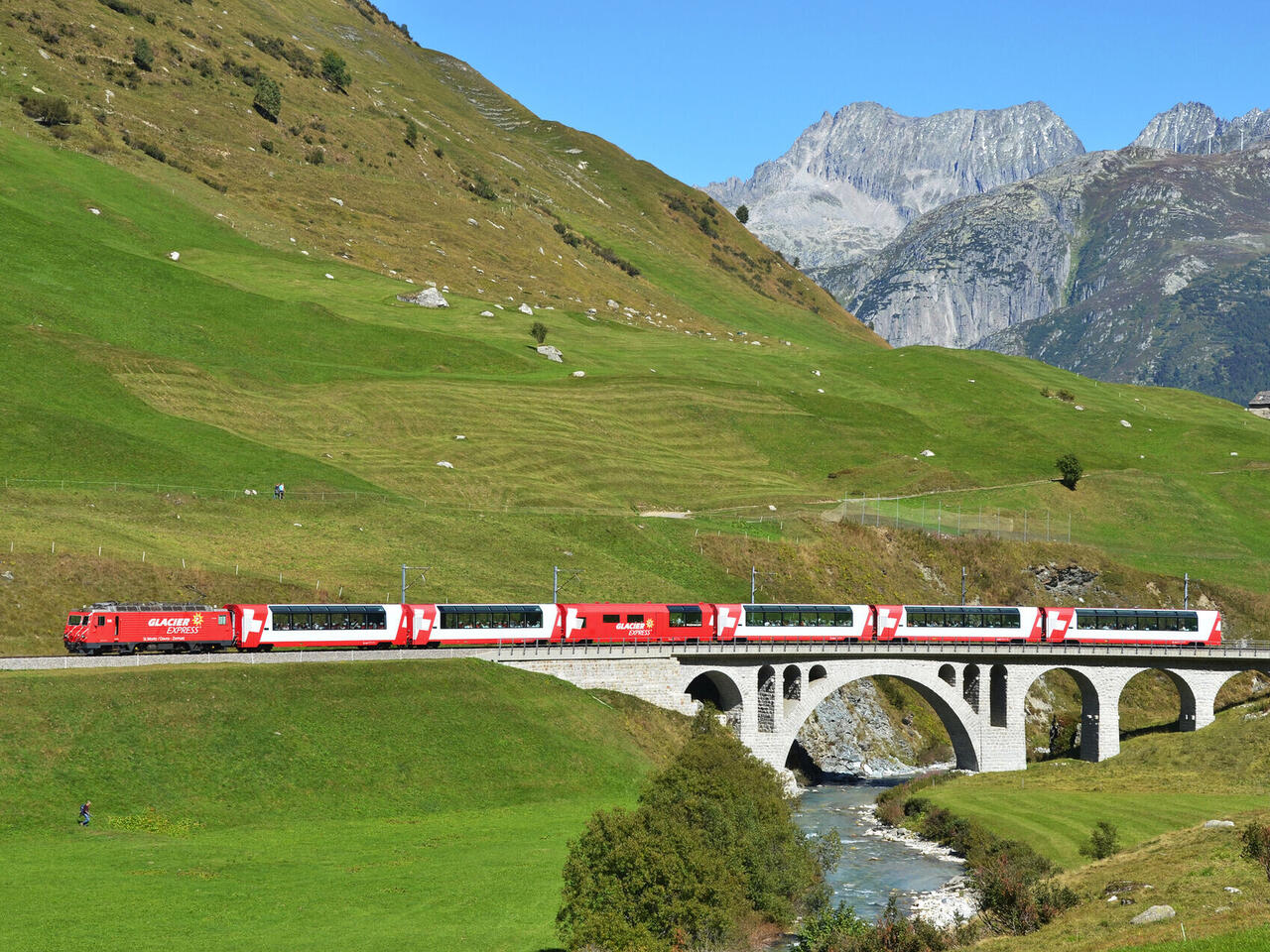 Alpenpanorama mit Bernina, Glacier und Arosa Express