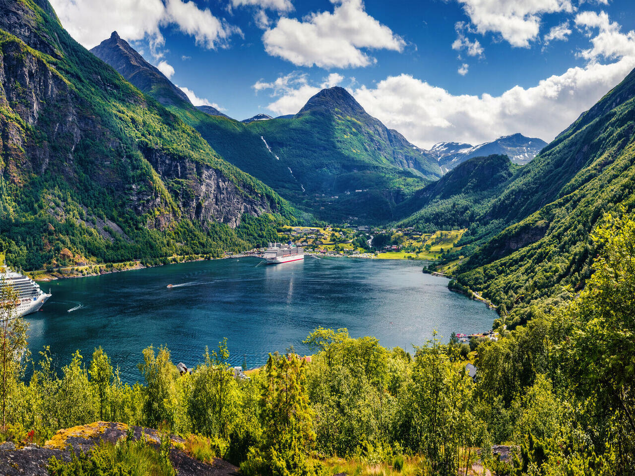 Sommerliche Fjordlandschaften