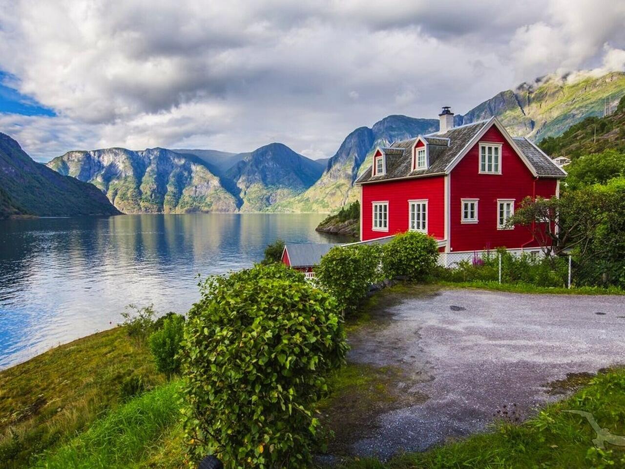 Sommerliche Fjordlandschaften
